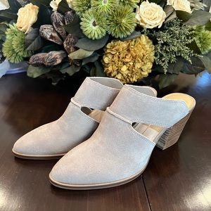 Dolce Vita Neutral closed Toe Wedge Size 8